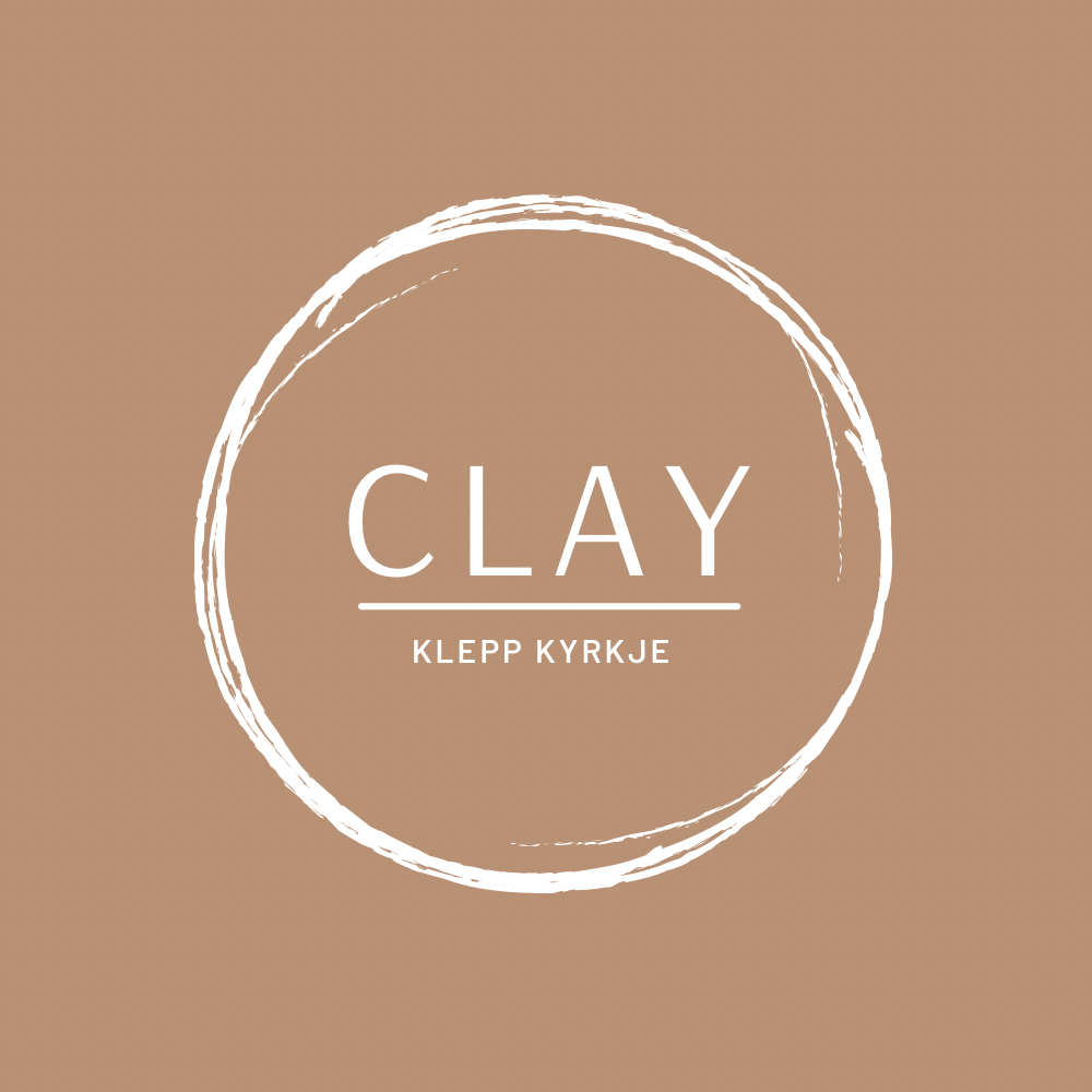 Clay logo - ein malt sirkel med ordet clay i midten og Klepp kyrkje under